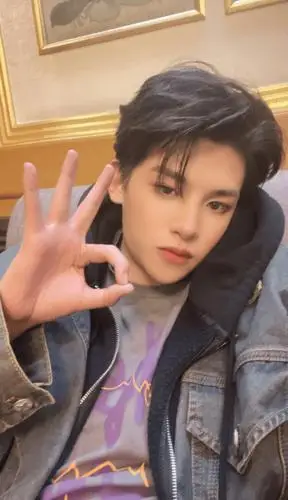 黄明昊三周年福利自拍六宫格 请查收来自小贾的花式比"三"_justin