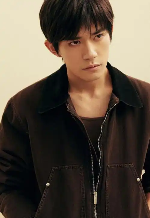 易烊千玺帅气深沉的少年