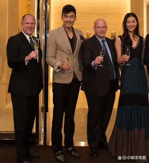 贝克汉姆直接被胡兵比下去了,没有对比就没有伤害