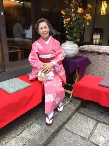 在日本京都穿上了自选的粉色和服,体现一下日本民族服饰的传统文化