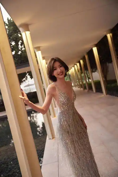 毛晓彤穿深v露背裙太火辣!