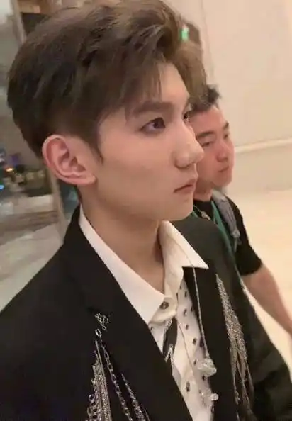 以前王源过的都是集体宿舍生活,和王俊凯易烊千玺生活在一起,没有私人