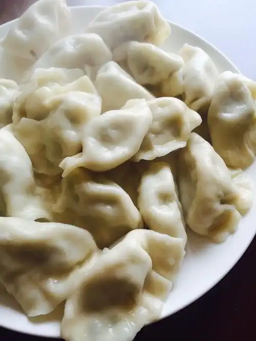 姥爷的手工水饺的做法说明主要介绍饺子皮的擀制及水煮的过程姥爷的