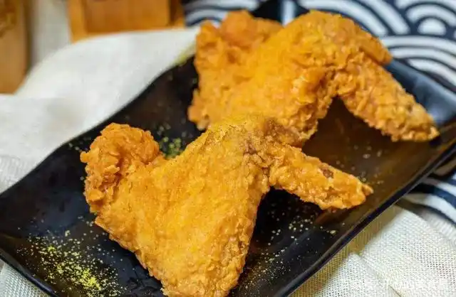 香酥炸鸡翅,外酥里嫩肉质鲜美,家里小孩最爱吃!