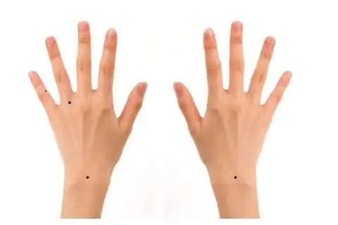 在风水学里面,女人的手背长有一颗痣的话,那就说明你们这个女人是比较