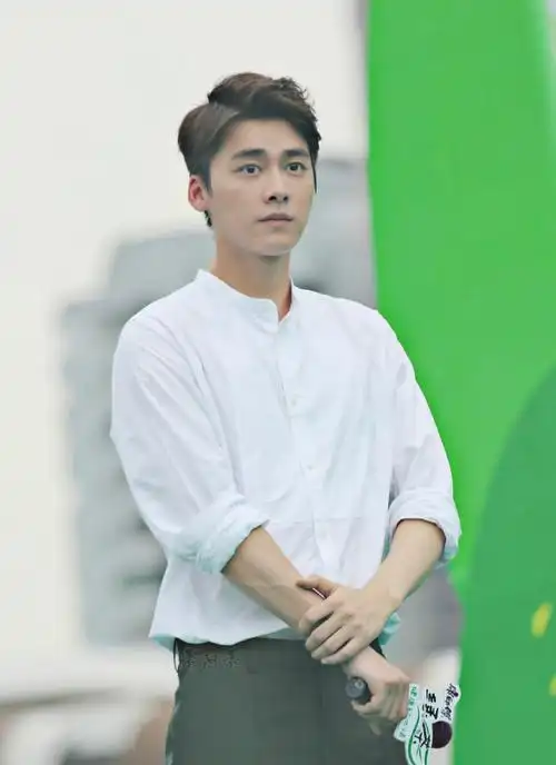 乌烟瘴气的网络需要小草净化无修生图 这时期的发型真的好好看@李易峰