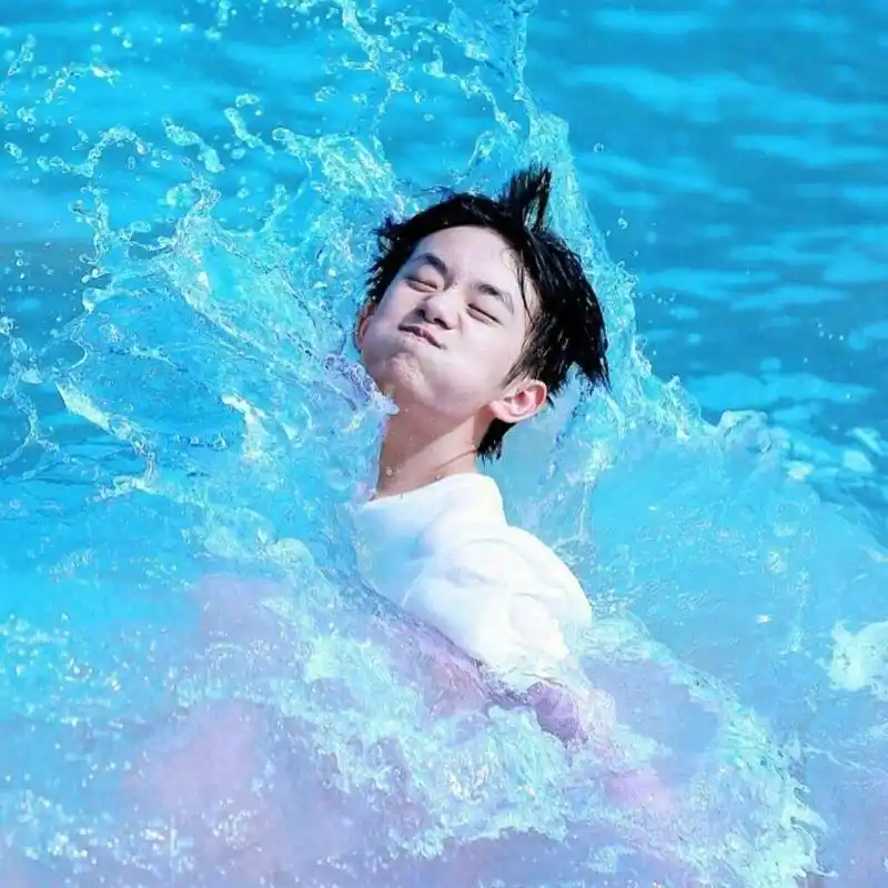 易烊千玺小可爱哈哈哈