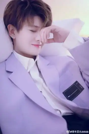 任嘉伦薇娅直播#上次是火锅里有炒年糕,这次的耍剑和自爆小时候进过