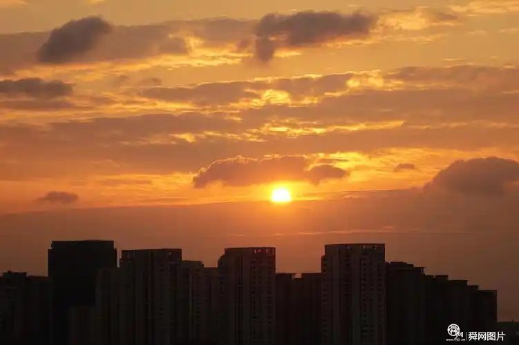 青岛:大风降温带来清爽天气 西海岸晨曦朝霞绚丽