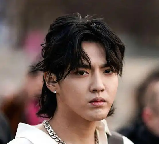 曝吴亦凡看所守近况打篮球做校服睡大通铺传二审有望翻盘