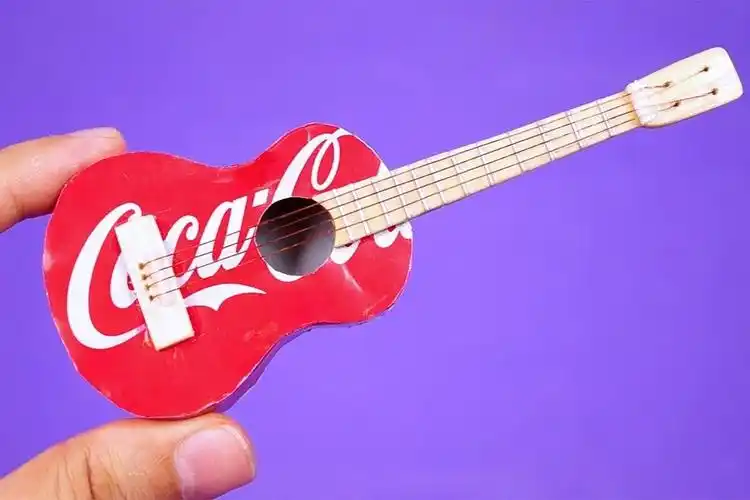 用废弃易拉罐做一个精美吉他简直太好看了