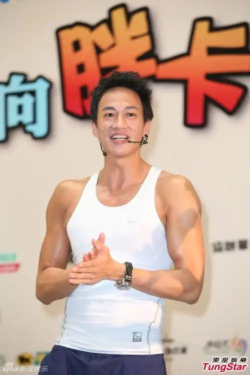 组图:何润东一身好肌肉却单身 老爸下达结婚令