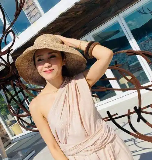 黎姿晒海边游玩照,笑眼梨涡状态超放松,息影多年不复出好可惜_生活