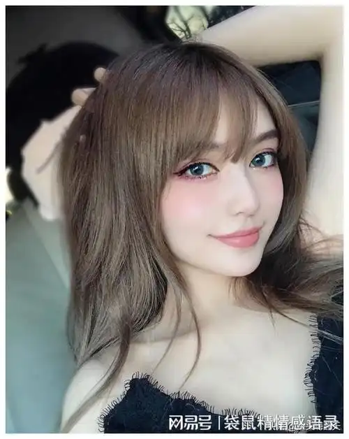 周扬青晒性感穿搭大秀诱人事业线