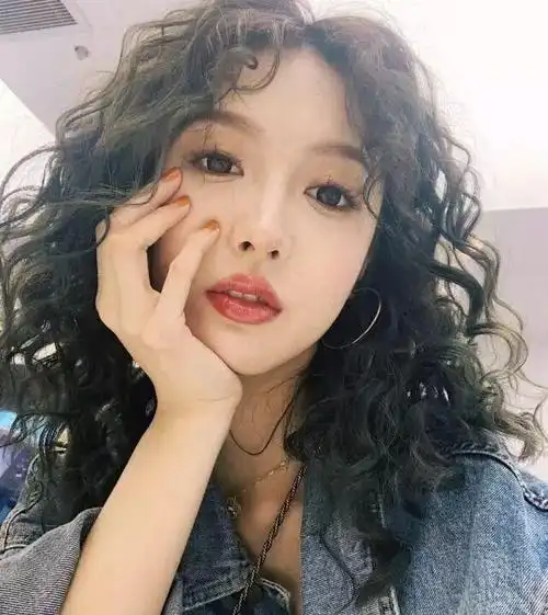 根据脸型选发型圆脸可以剪短发长脸适合大波浪简单又时髦