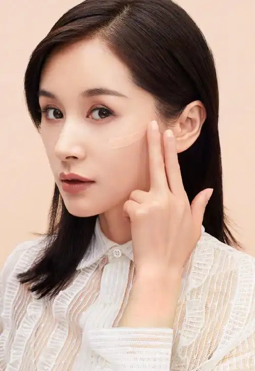 王子文烈焰红唇性感写真图片