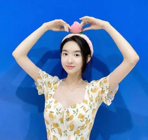 杨玏和女生逛街,对方不是毛晓彤,网友猜是与肖战演过戏的王玉雯_电影