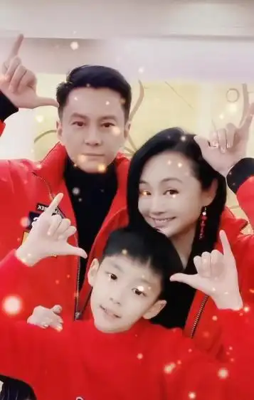 前央视一姐曹颖一家罕同框9岁儿子眉清目秀老公却全程黑脸