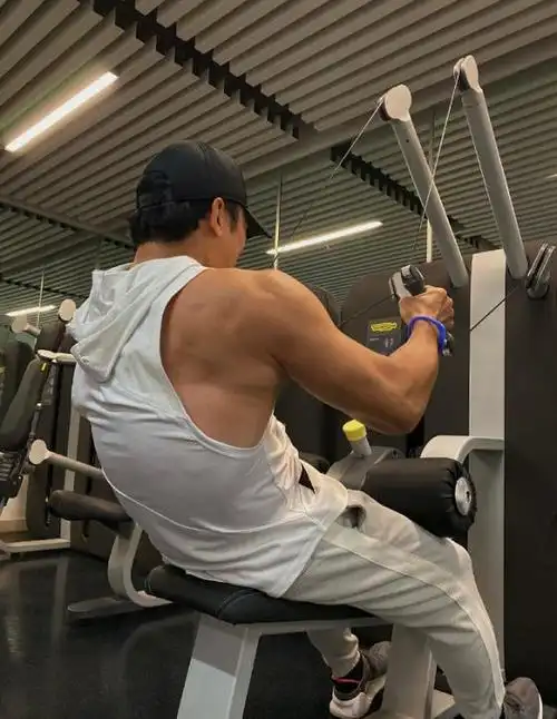 也正因为樊少皇这一身的肌肉,看起来显得有些凶猛,但他私底下对家人