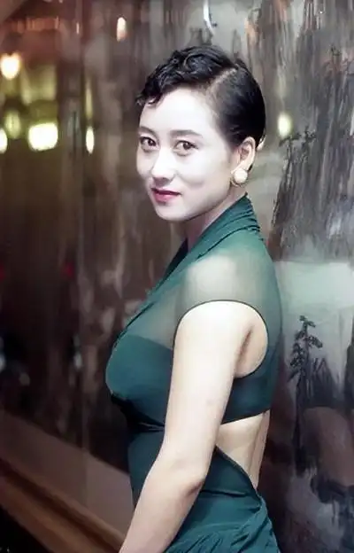 李连杰晒妻子近照引发热议,61岁利智老态龙钟,网友:真不如前妻|宅男