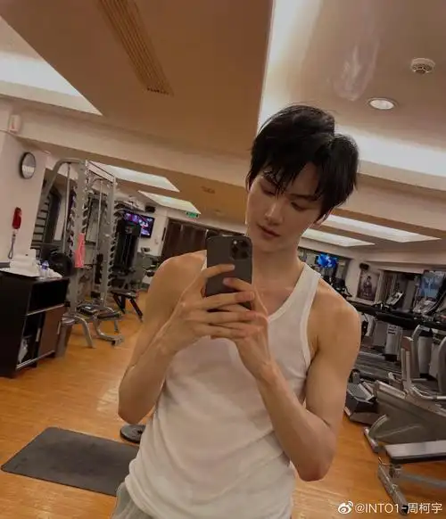 周柯宇更新健身照啦,手臂肌肉好抢眼,夏天了多出出汗哦