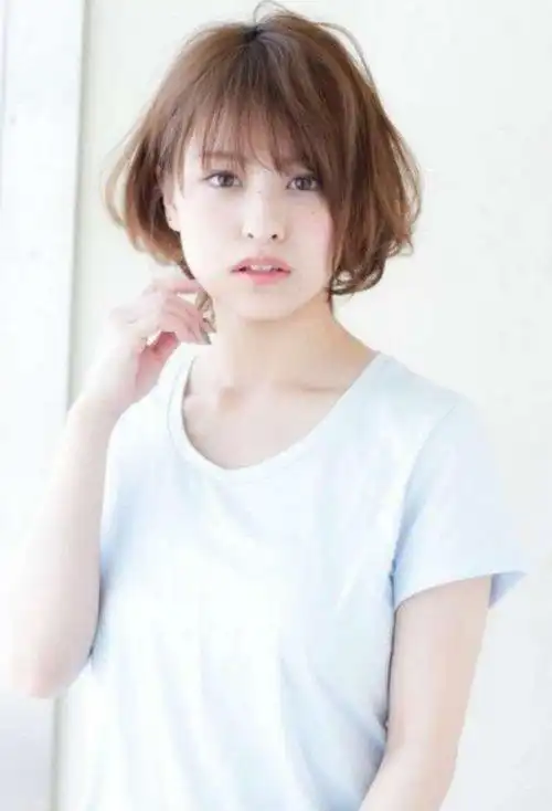 方脸女生适合的短发发型 简约大方的短发打造