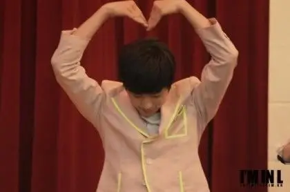 求infinite各种比爱心手势的照片嘿嘿嘿