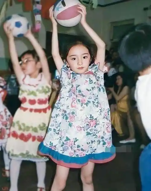 看到杨幂的童年照之后,才知道什么是从小美到大,大眼睛一直没变_小