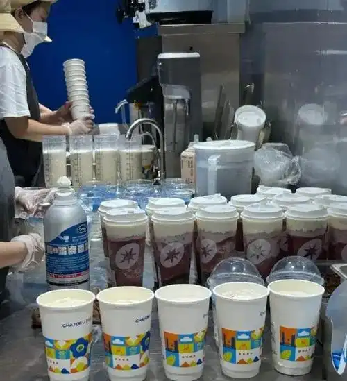 其实就是王俊凯爸爸妈妈开的奶茶店叫星卡里,本店只有重庆本地有,粉丝