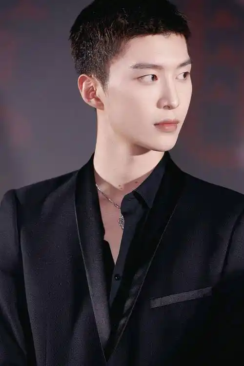 范丞丞帅气亮相电影《门锁》首映礼 寸头搭黑色西装帅气满分