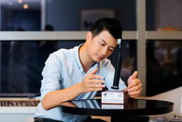 借助磁悬浮之力把飞利浦电动牙刷钻石系列浮起来蓝牙连接手机,能追踪