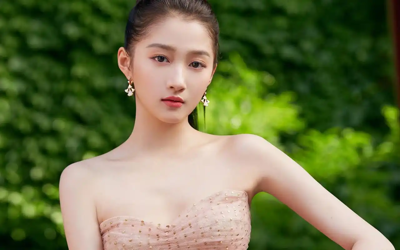 关晓彤裸色纱裙写真桌面壁纸