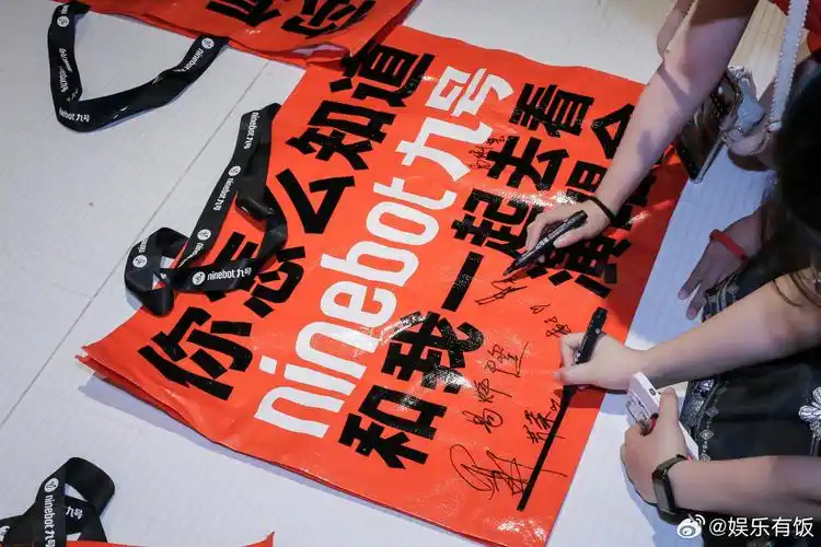 易烊千玺演唱会显眼包应援藏心意