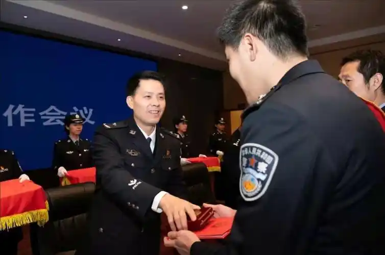 劳高进在全市公安工作会议上强调围绕一战略三提升工