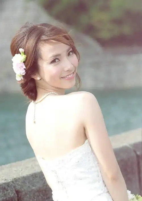 深沟巨乳的性感车模女神曹阳前凸后翘人鱼装艺术写真图片