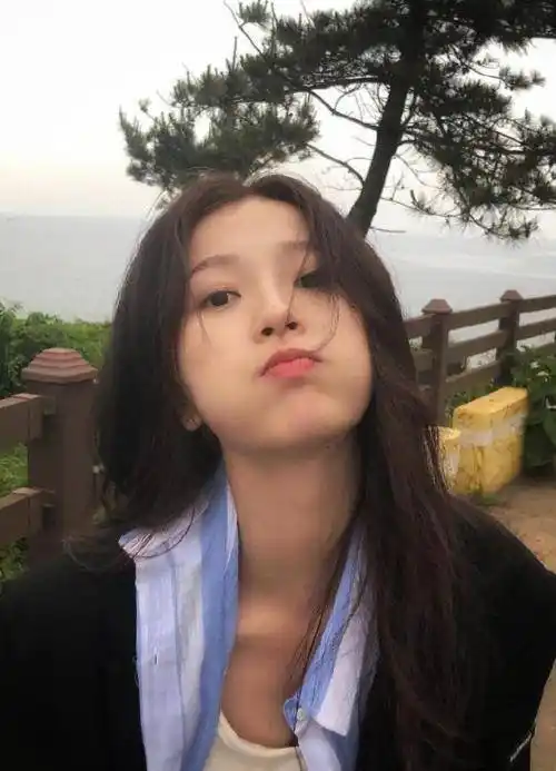 虞书欣"素颜照"曝光,离开美颜和滤镜,看清素颜:脱粉一秒钟_样子_皮肤