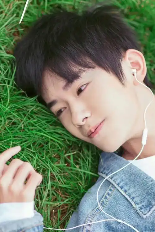 易烊千玺七年前后对比图##易烊千玺是真熟了##易烊千玺给工作室送的7