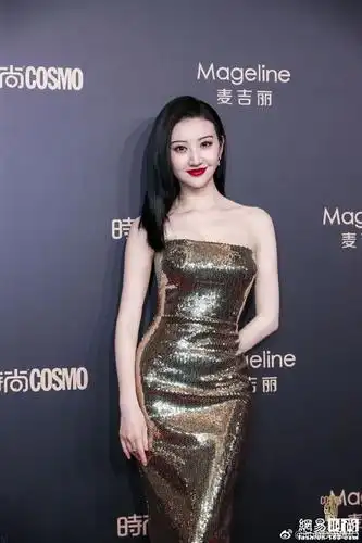 景甜一袭金色亮片鱼尾裙耀眼动人,红唇夺目,简直是人间富贵花本花.