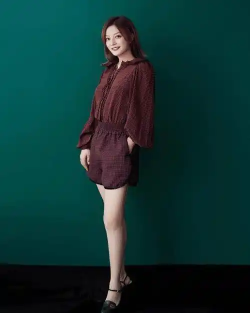 赵薇哪像44岁的女人?