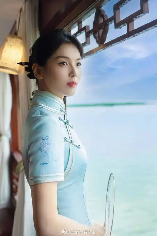 刘涛穿素雅旗袍优雅端庄 蛮腰纤细东方韵味十足