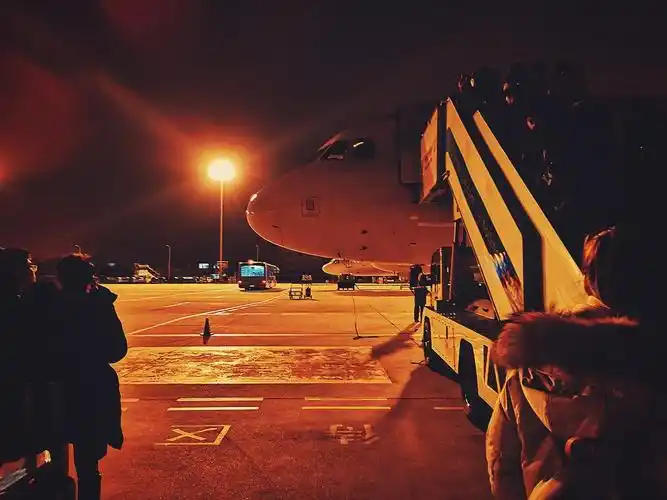 夜晚的机场,奔波的人呐