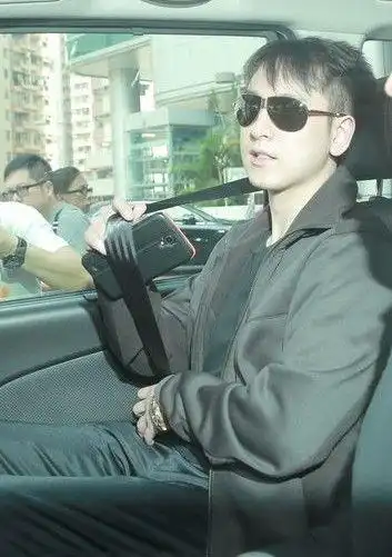 王思聪的好友香港汤臣集团汤珈铖新恋情