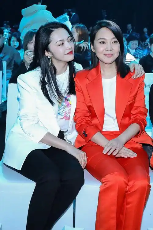 闫妮像掌柜的风格接地气穿红西装和姚晨合照年龄差挺明显