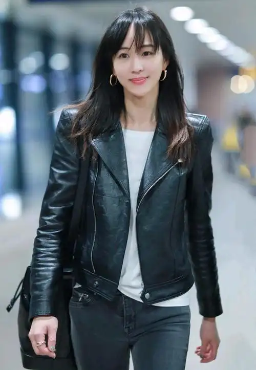 37岁的张钧甯,身穿黑白点相间外套搭配蓝色牛仔裤,减龄又时尚