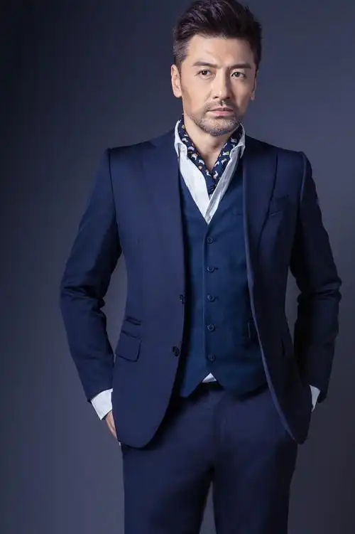 照片中,王策身着深蓝色西装,时而冥想,时而亲切的微笑,举手投足间体现