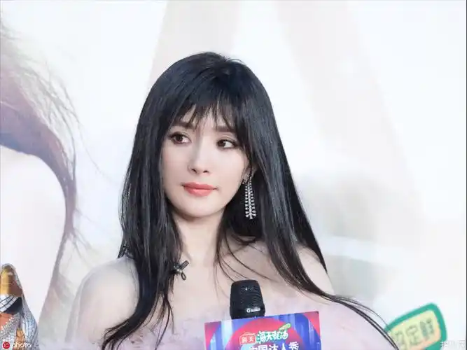 杨幂齐刘海烟熏妆让人认不出,金星穿运动鞋很随意