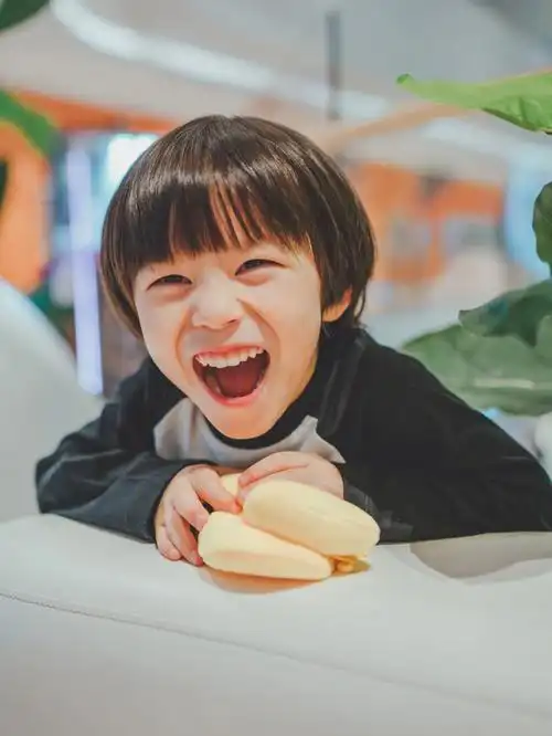 雨天被困在商场的孩子他好开心