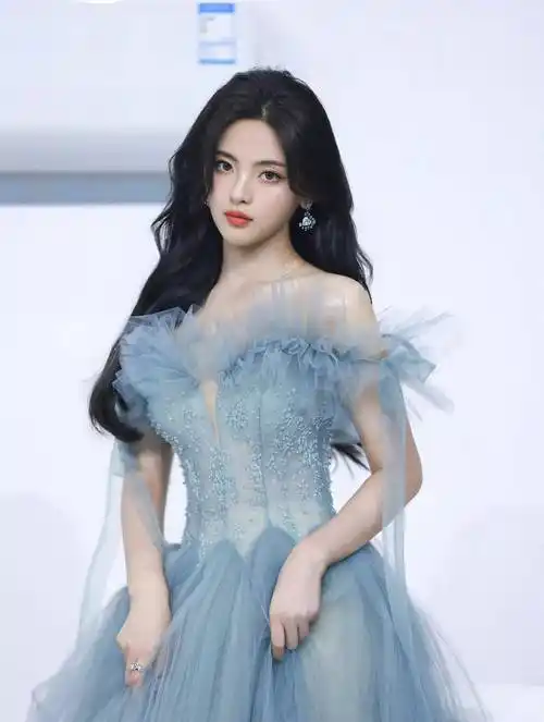 女星杨超越时尚写真:清纯甜美,小家碧玉