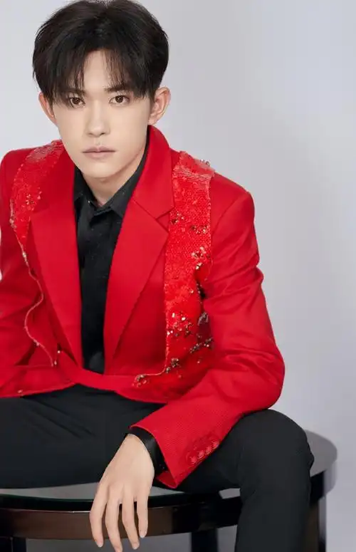 易烊千玺央视元宵晚会#造型图身着红色西装,眼神心动对视今晚听千趑