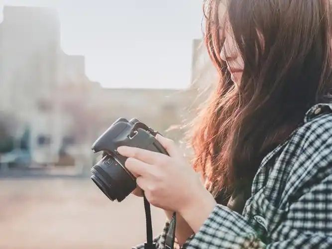 拿相机的女生